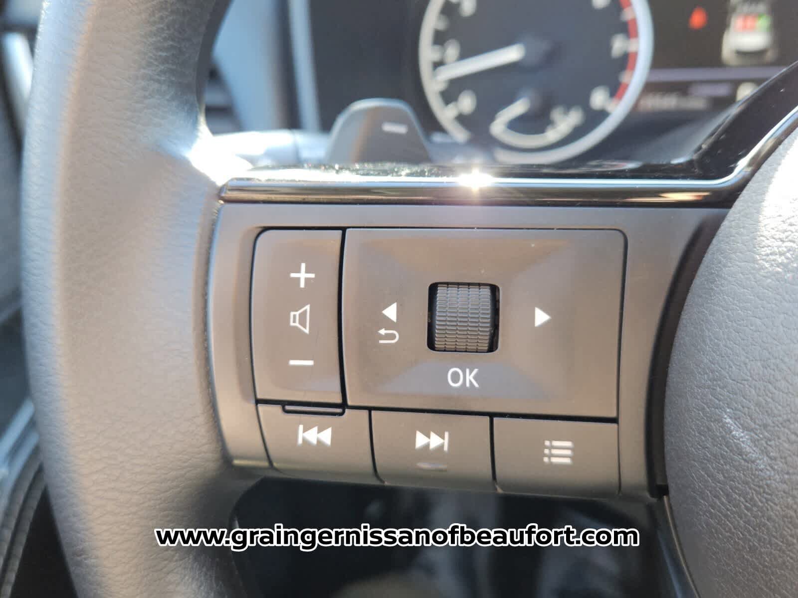 Used 2023 Nissan Rogue SV FWD image 12