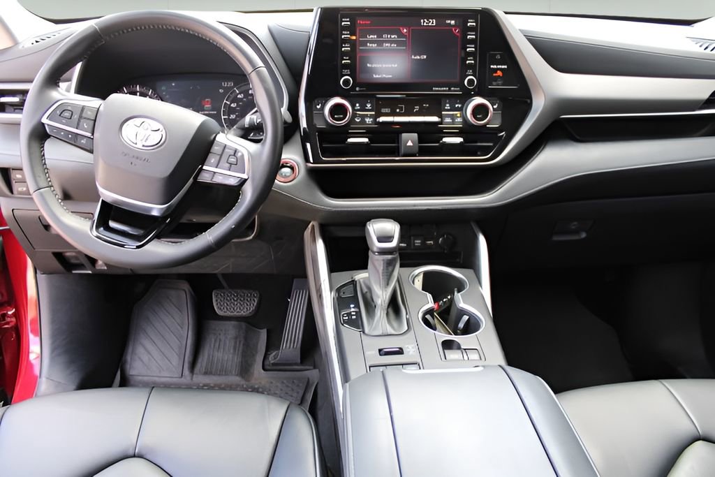 Used 2021 Toyota Highlander XLE AWD/4WD image 9