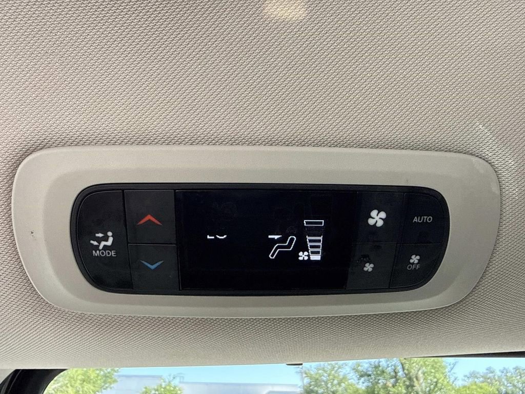 Used 2023 Chrysler Pacifica Touring-L FWD image 19