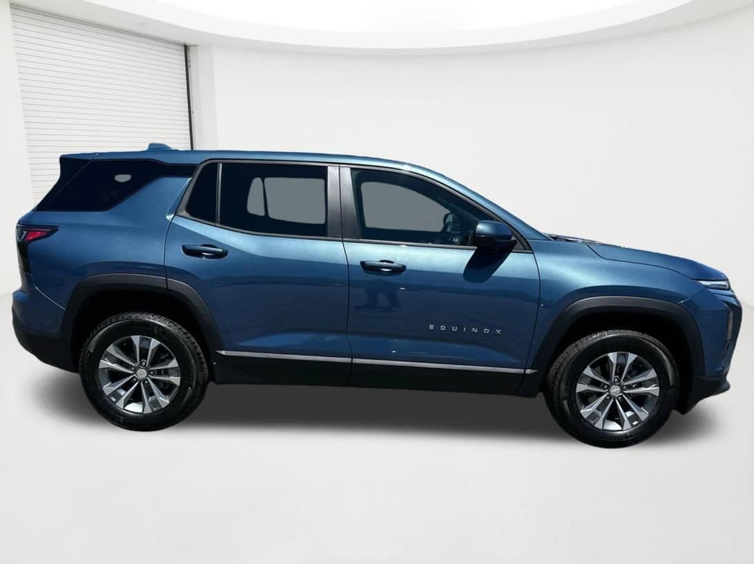 New 2026 Chevrolet Equinox LT w/ Convenience Package II AWD/4WD image 4
