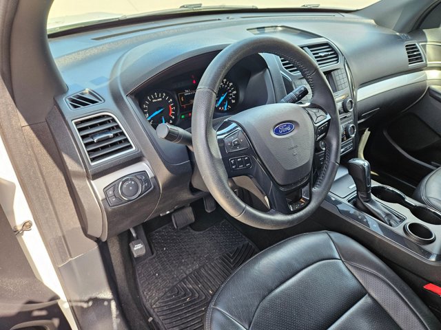 Used 2017 Ford Explorer XLT image 9