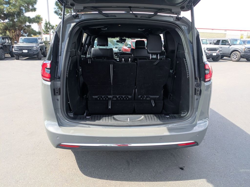 Used 2025 Chrysler Pacifica Select image 30