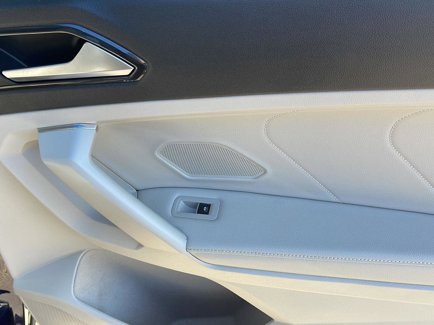 Used 2023 Volkswagen Tiguan SE w/ Panoramic Sunroof Package image 14