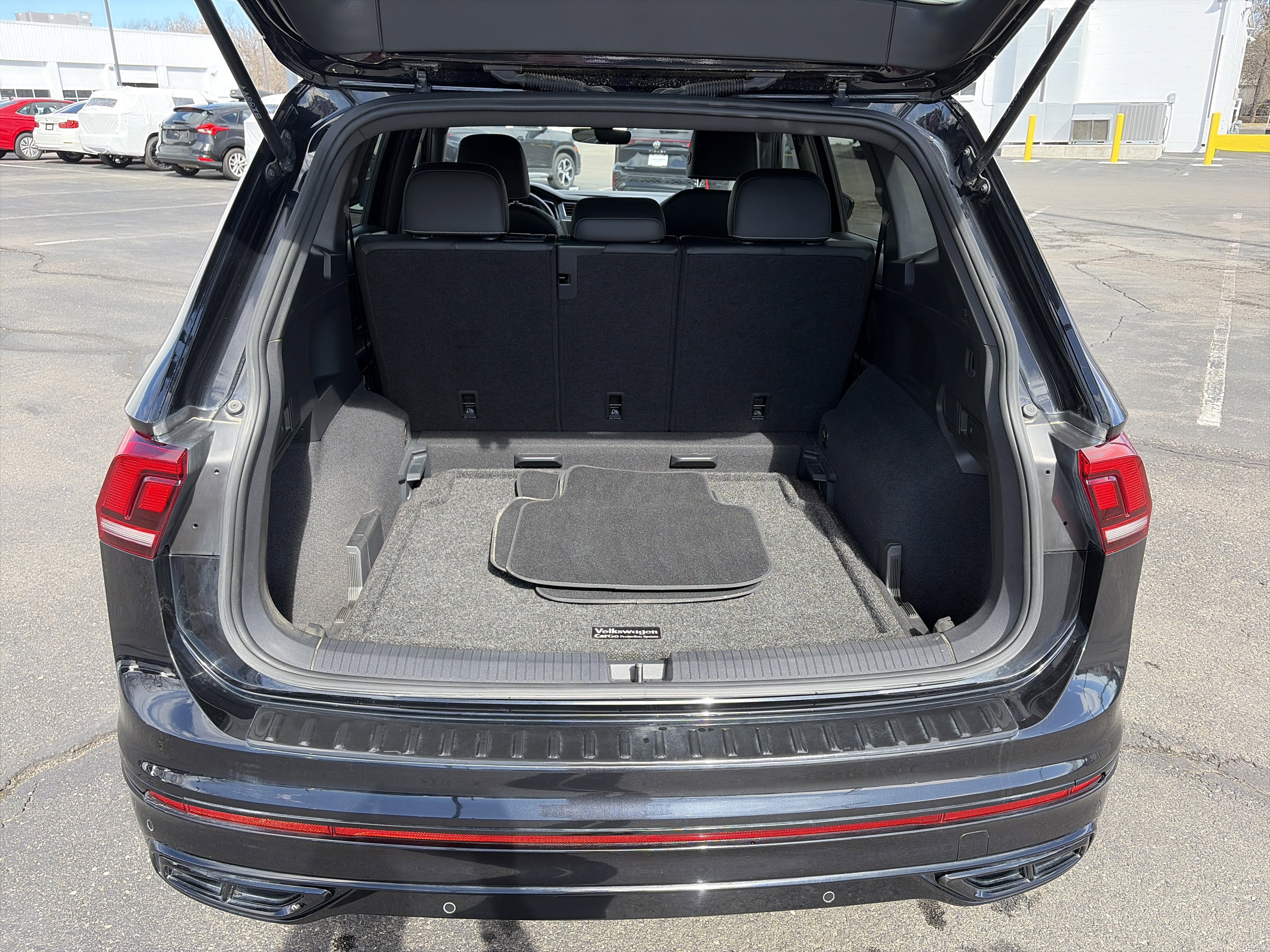 Certified 2023 Volkswagen Tiguan SE R-Line image 24