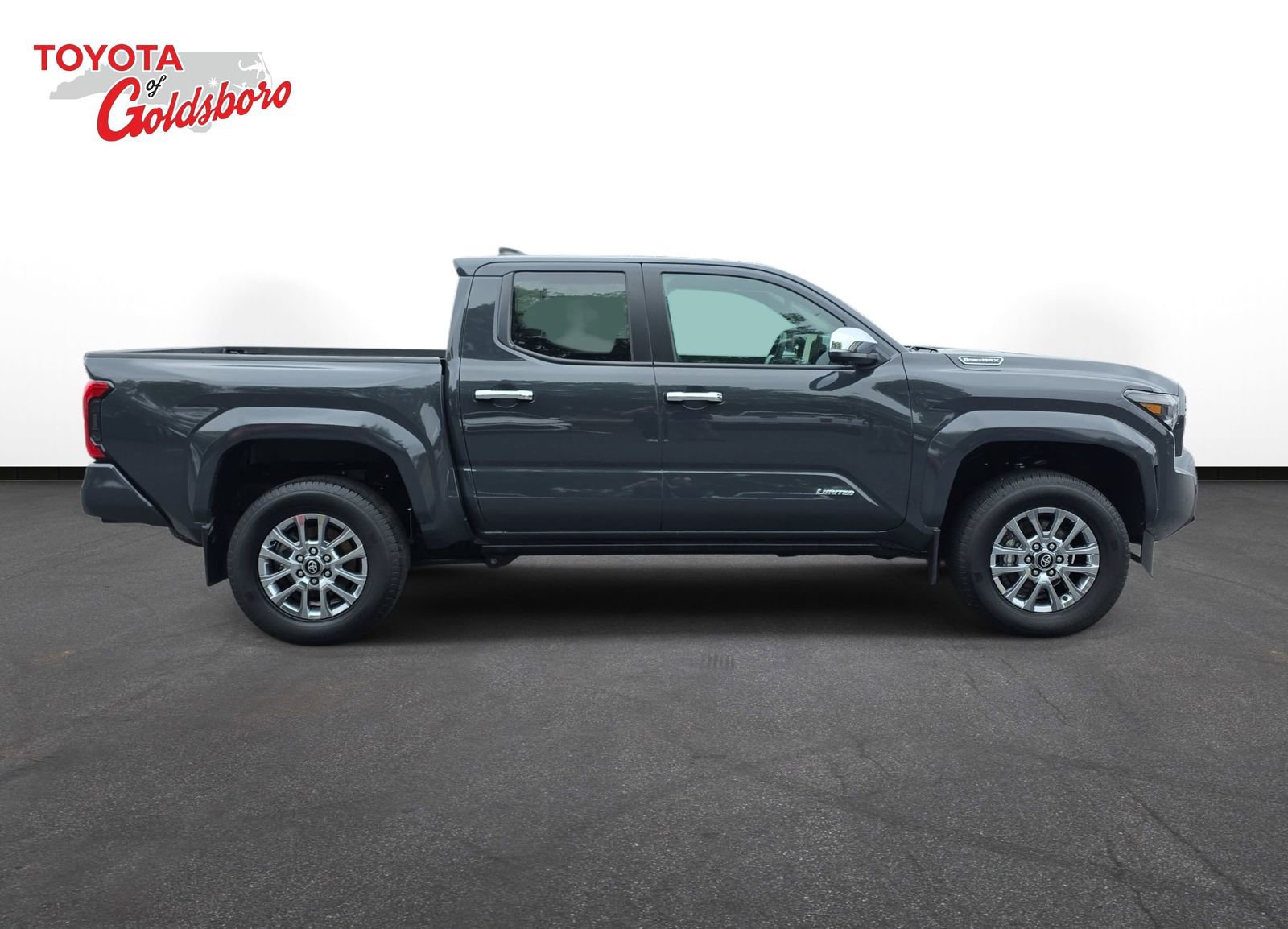 Used 2025 Toyota Tacoma Limited AWD/4WD image 4