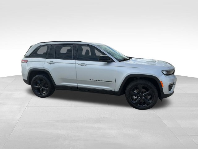 Used 2023 Jeep Grand Cherokee Limited w/ Black Appearance Package AWD/4WD image 3