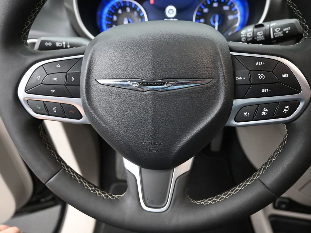 Used 2024 Chrysler Pacifica Touring-L image 20
