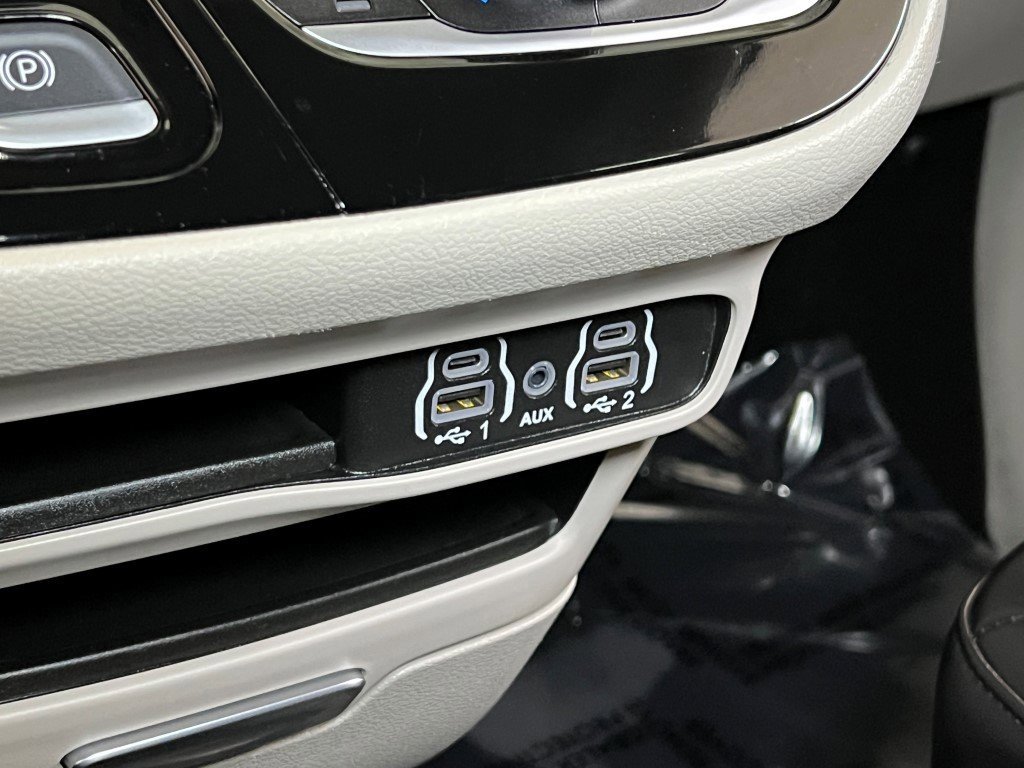 Used 2023 Chrysler Pacifica Touring-L image 50