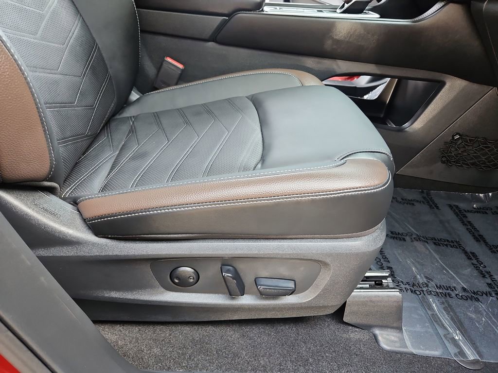 Used 2025 Nissan Pathfinder Platinum image 28