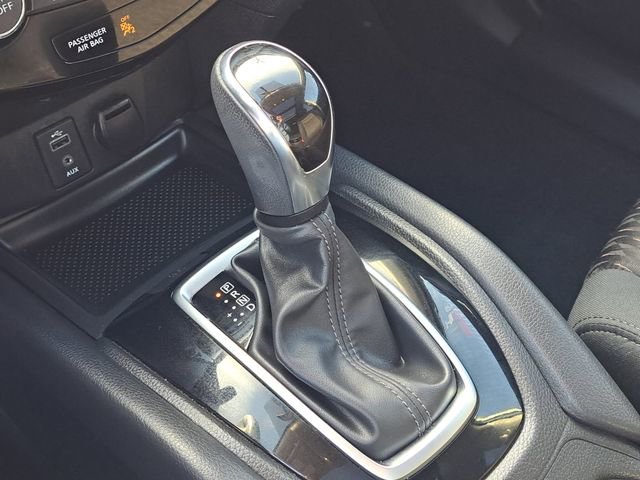 Used 2017 Nissan Rogue SV w/ Sun & Sound Touring Package image 17