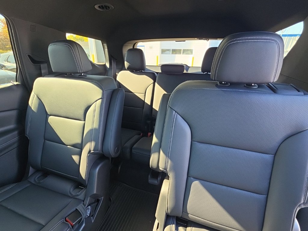 New 2027 Chevrolet Traverse LT w/ Driver Confidence Package FWD image 10