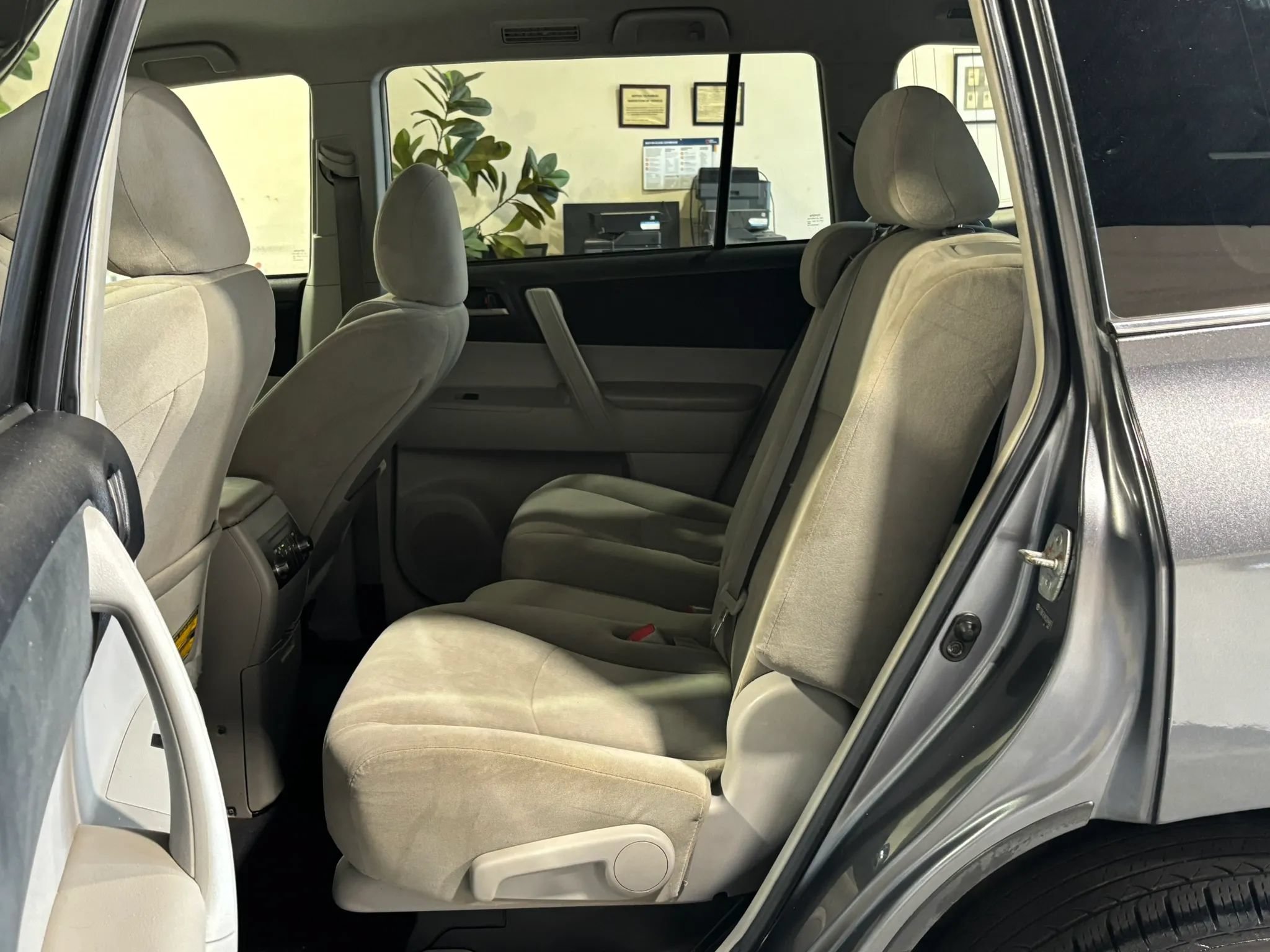 Used 2012 Toyota Highlander 4WD w/ Tech Pkg image 16