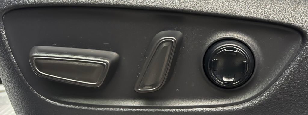 Used 2022 Toyota Venza Limited image 29