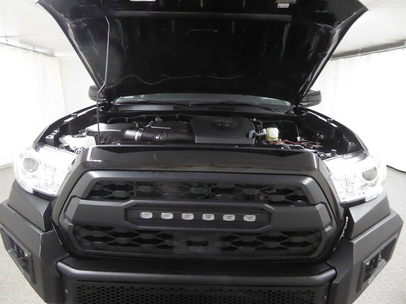Used 2023 Toyota Tacoma SR5 AWD/4WD image 32