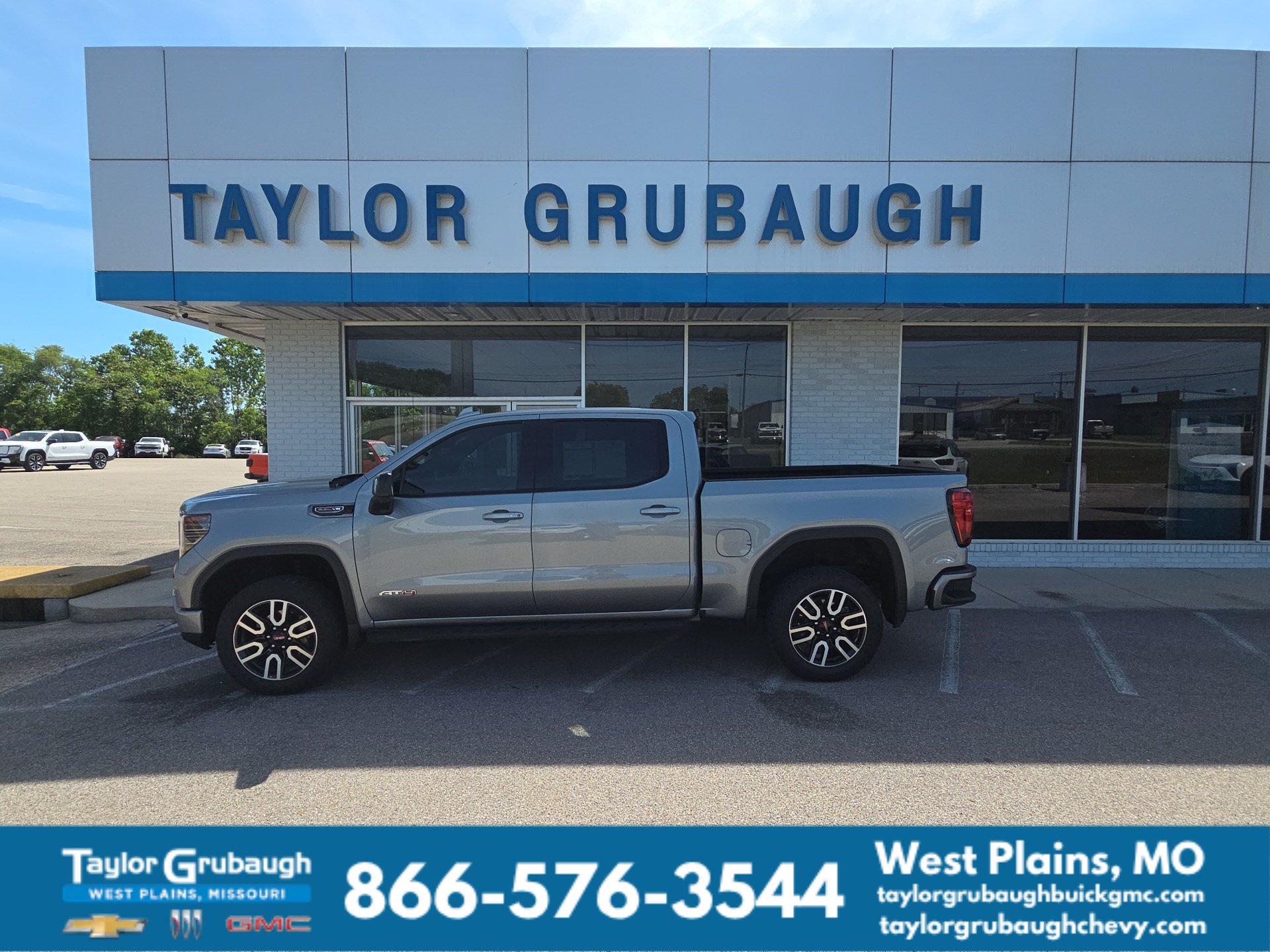 Used 2024 GMC Sierra 1500 AT4 w/ Technology Package AWD/4WD image 1