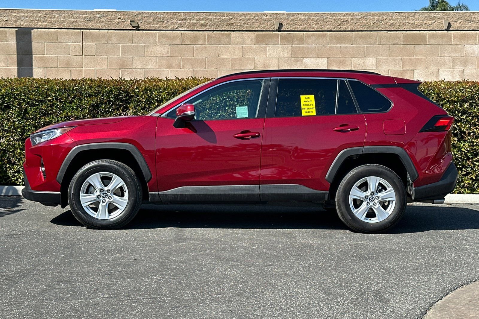 Used 2021 Toyota RAV4 XLE w/ Carpet Mat Package (TMS) image 7