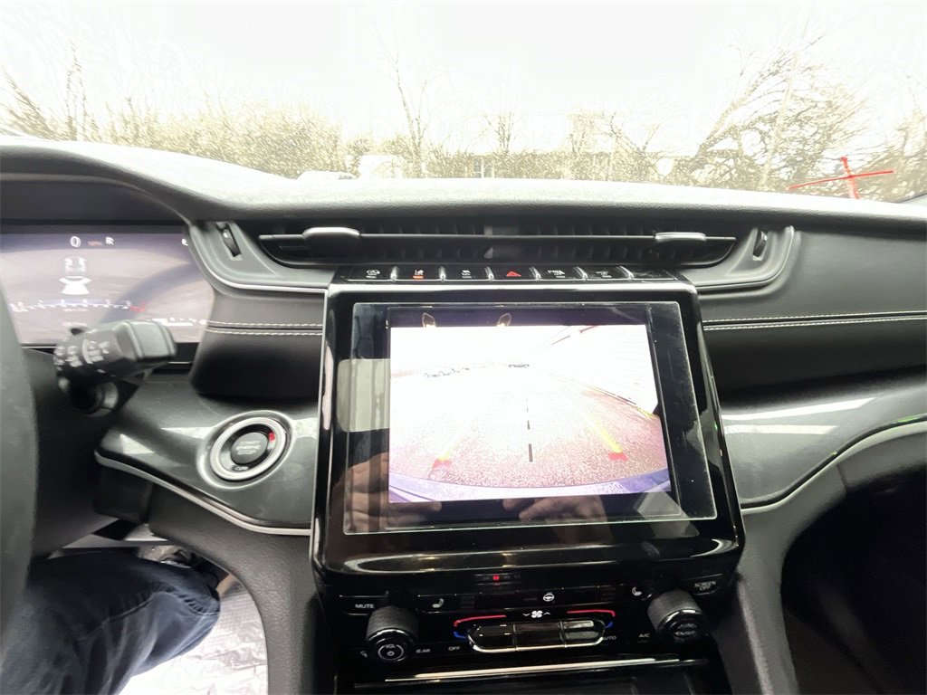 Used 2023 Jeep Grand Cherokee Altitude image 17