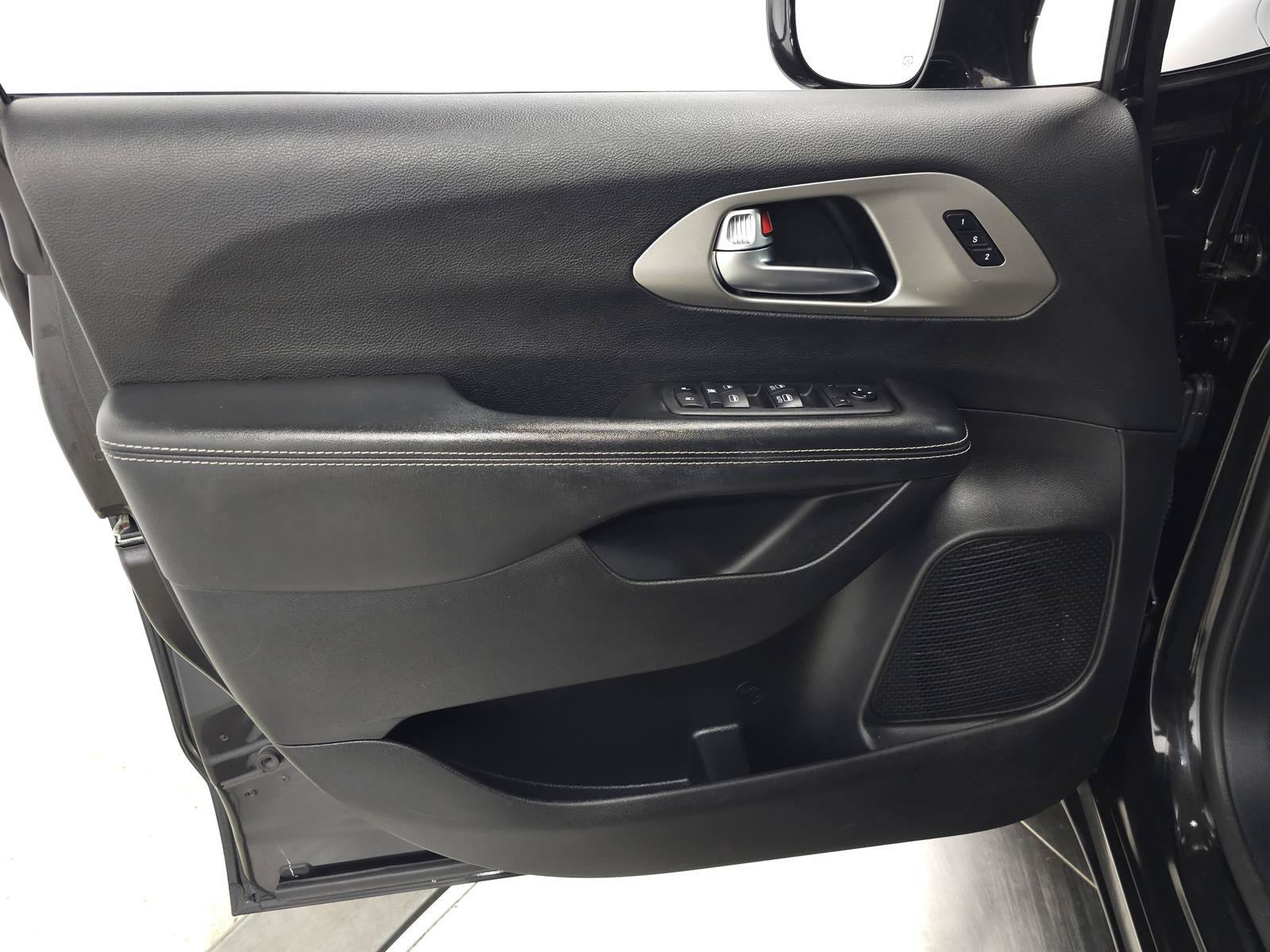 Used 2020 Chrysler Pacifica Touring-L w/ Premium Audio Group AWD/4WD image 14