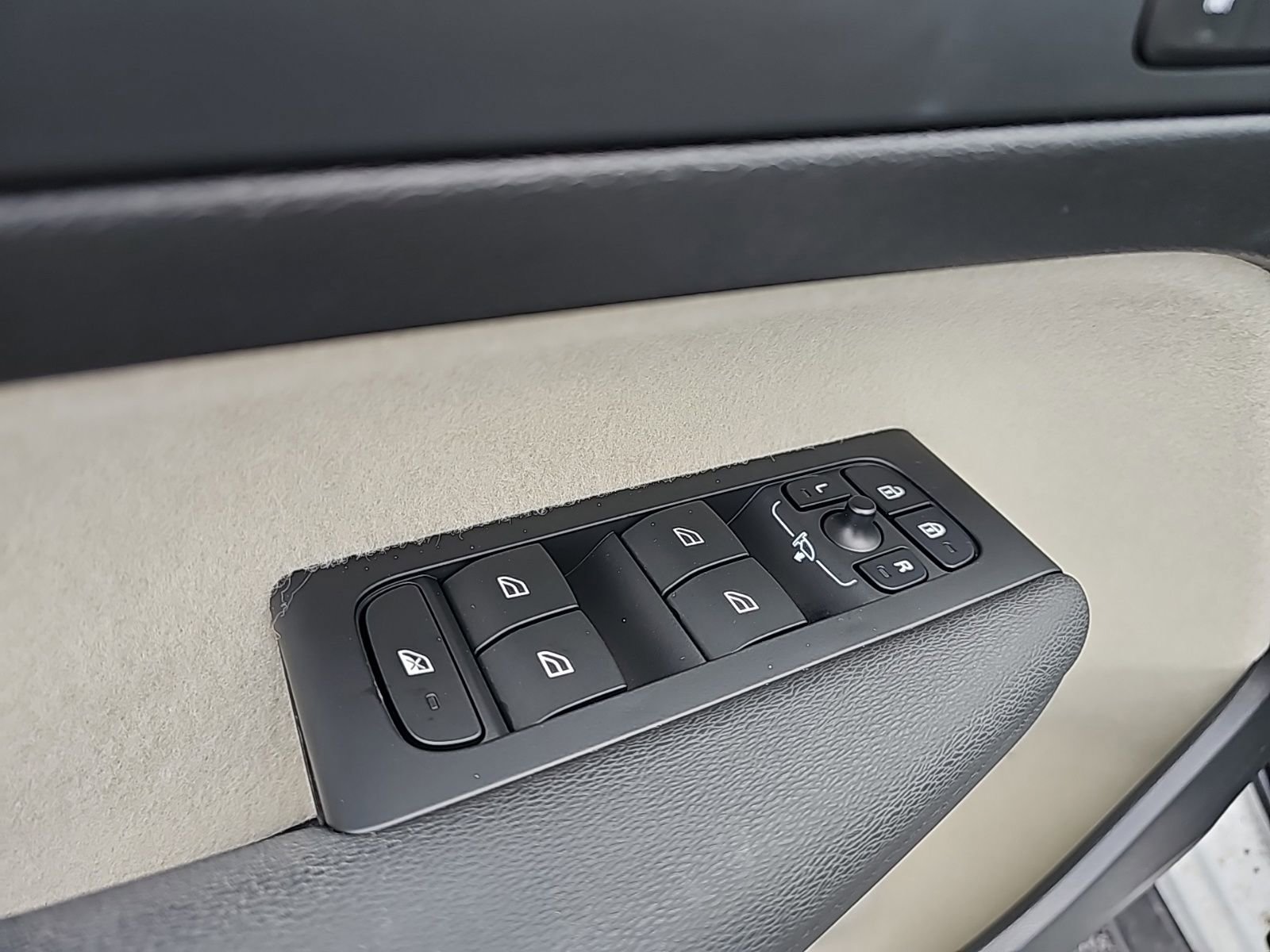 Used 2024 Volvo XC40 B5 Plus w/ Climate Package image 14