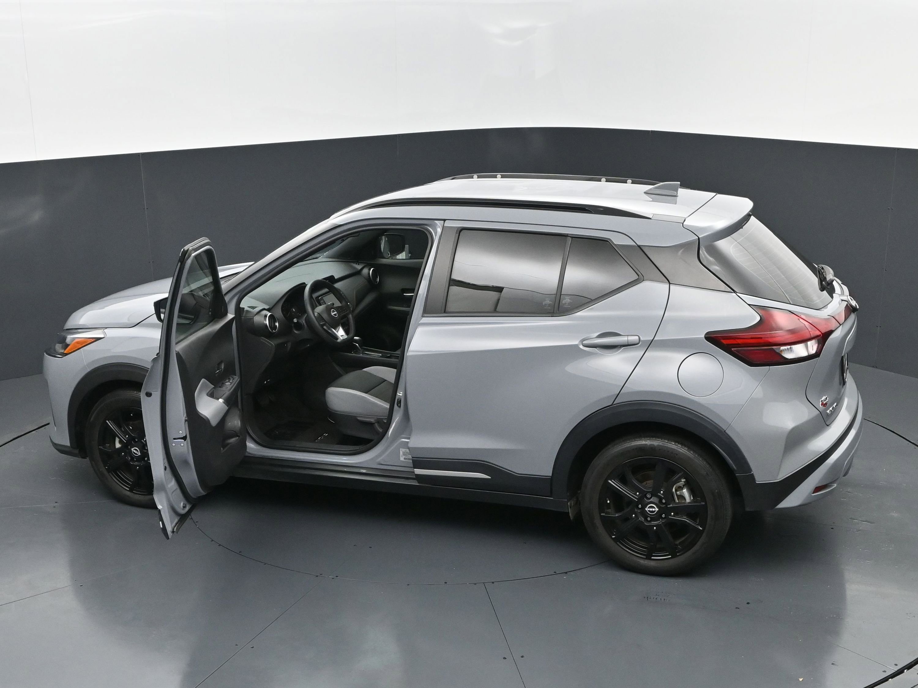Used 2023 Nissan Kicks SR w/ SR Premium Package image 29
