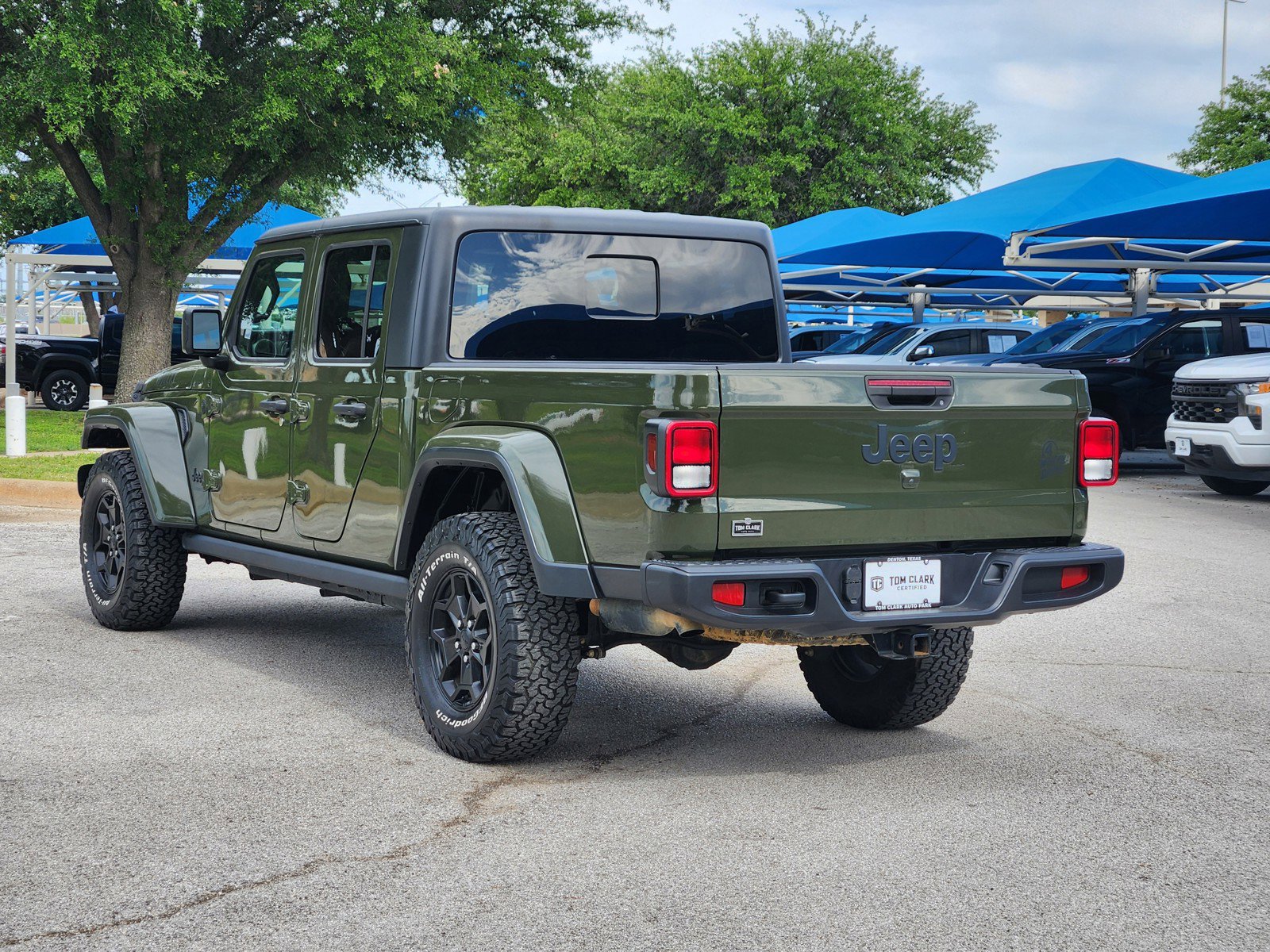 Used 2021 Jeep Gladiator Willys AWD/4WD image 4