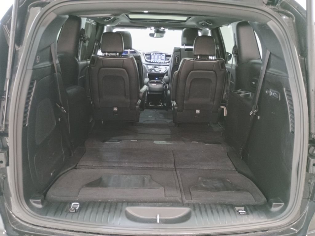 Used 2023 Chrysler Pacifica Limited w/ Uconnect Theater Family Group image 25