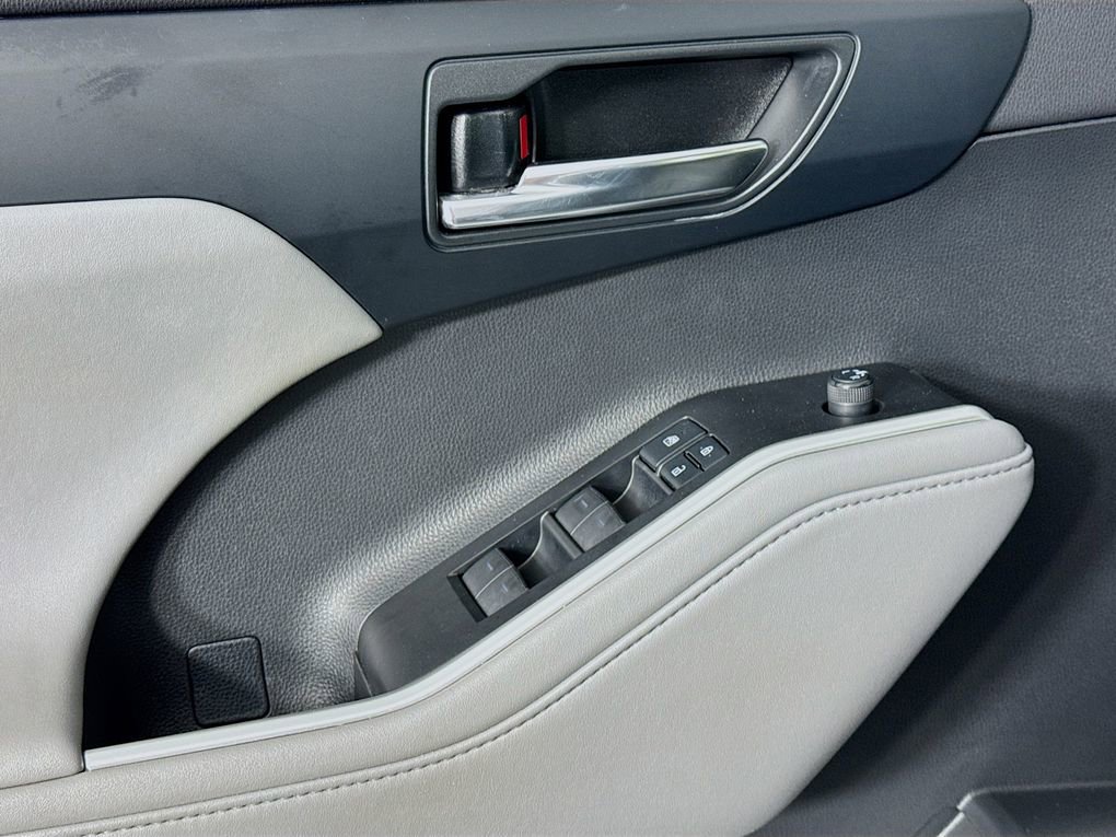 Used 2021 Toyota Highlander XLE image 18