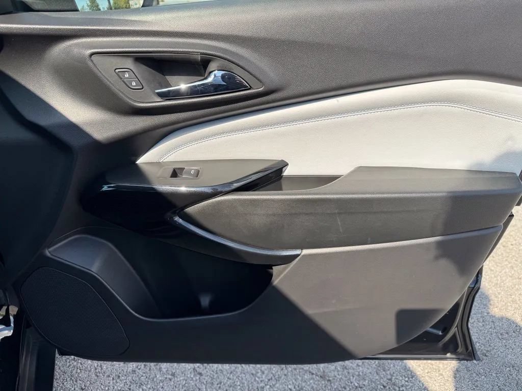 Used 2025 Chevrolet Trax LT FWD image 15