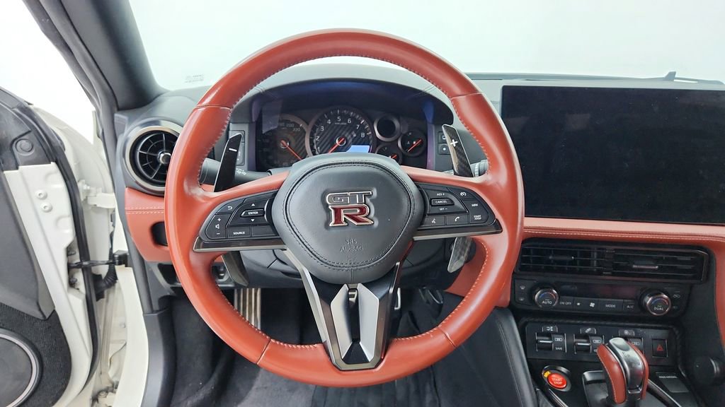 Used 2017 Nissan GT-R Premium w/ Premium Interior Package image 34