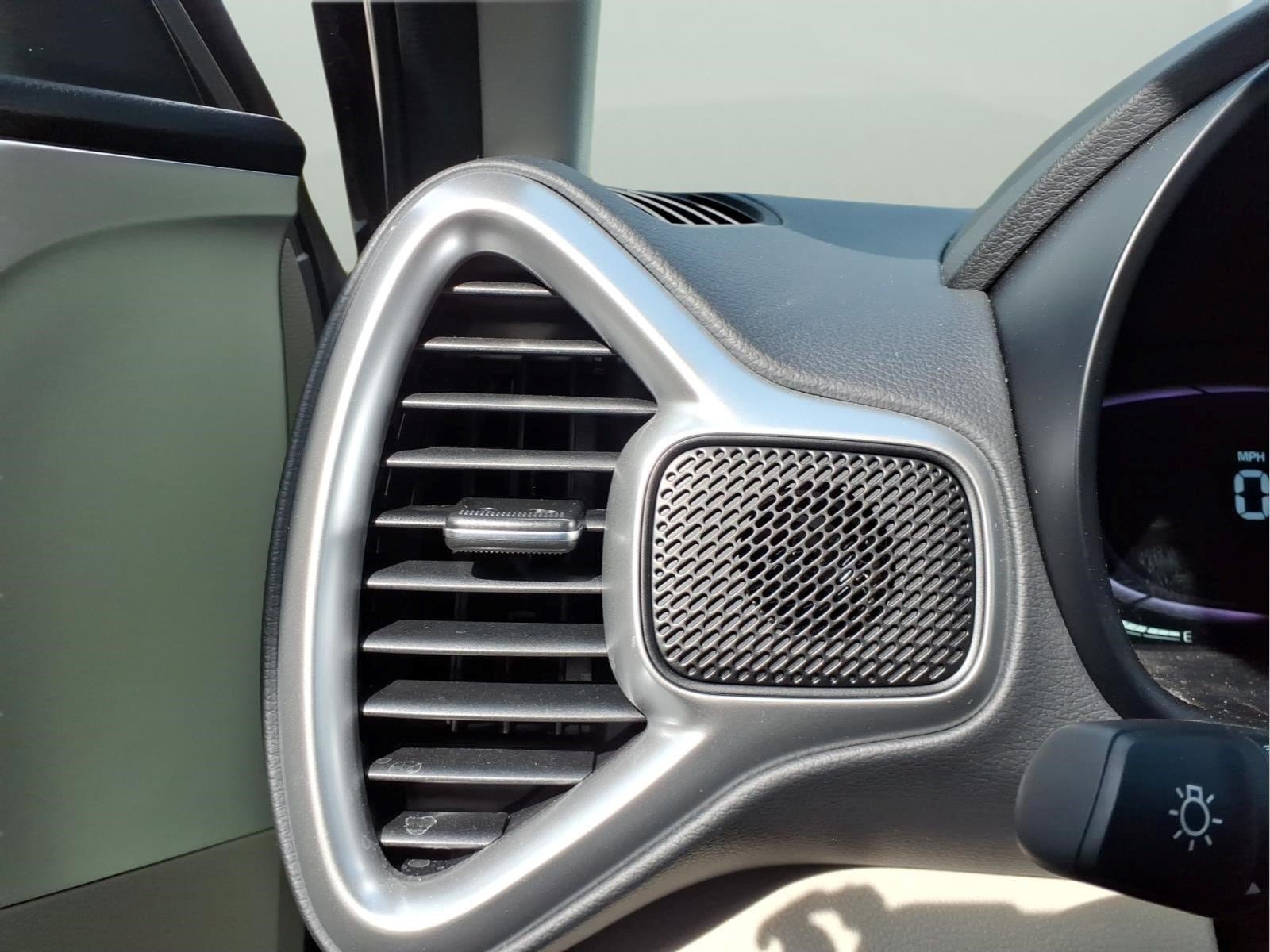 Used 2025 Kia Soul LX w/ LX Technology Package FWD image 21