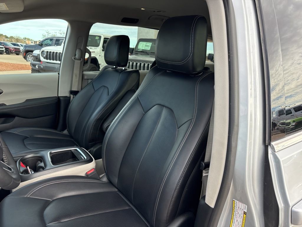 Used 2024 Chrysler Pacifica Touring-L image 14