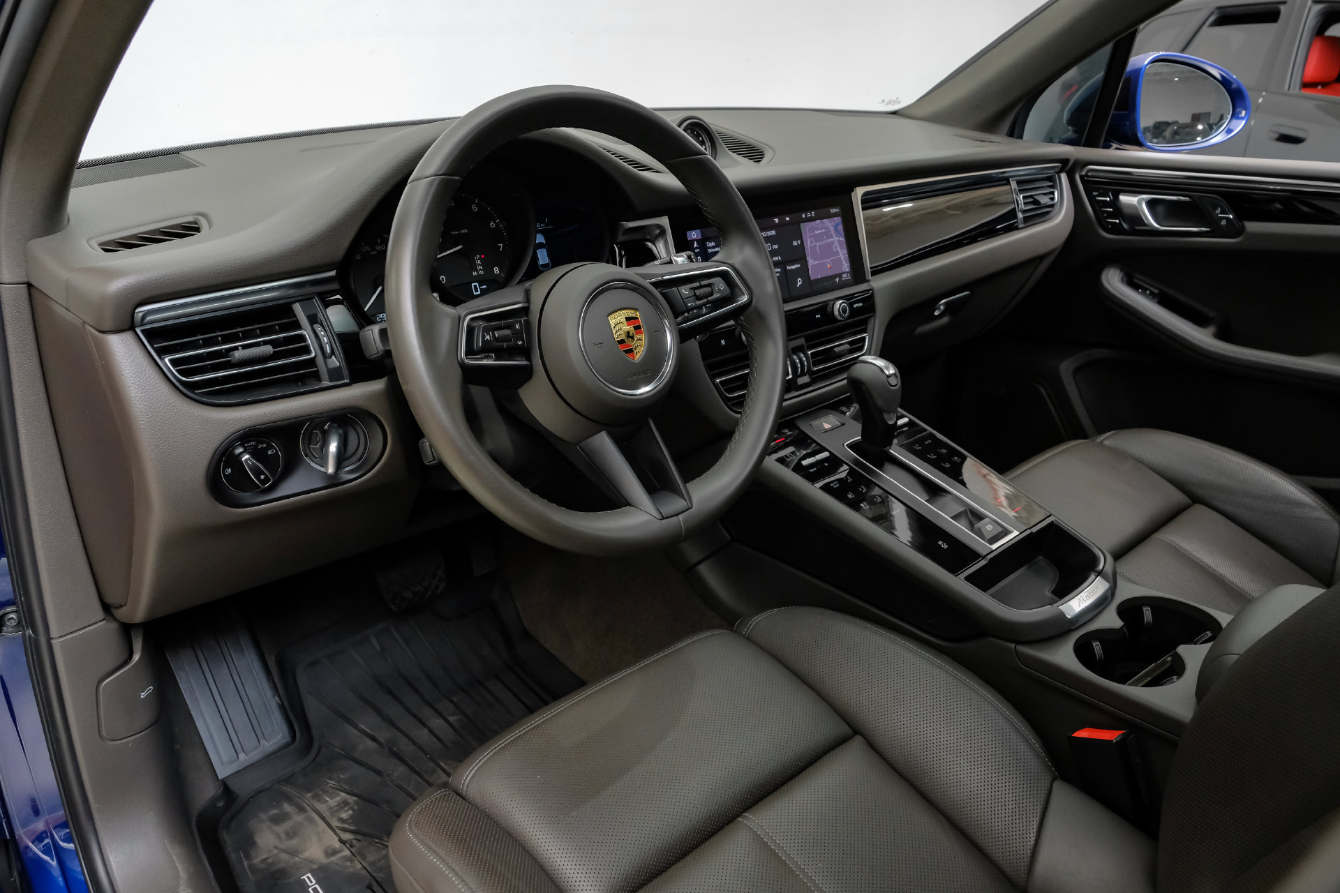Used 2023 Porsche Macan Turbo AWD/4WD image 3