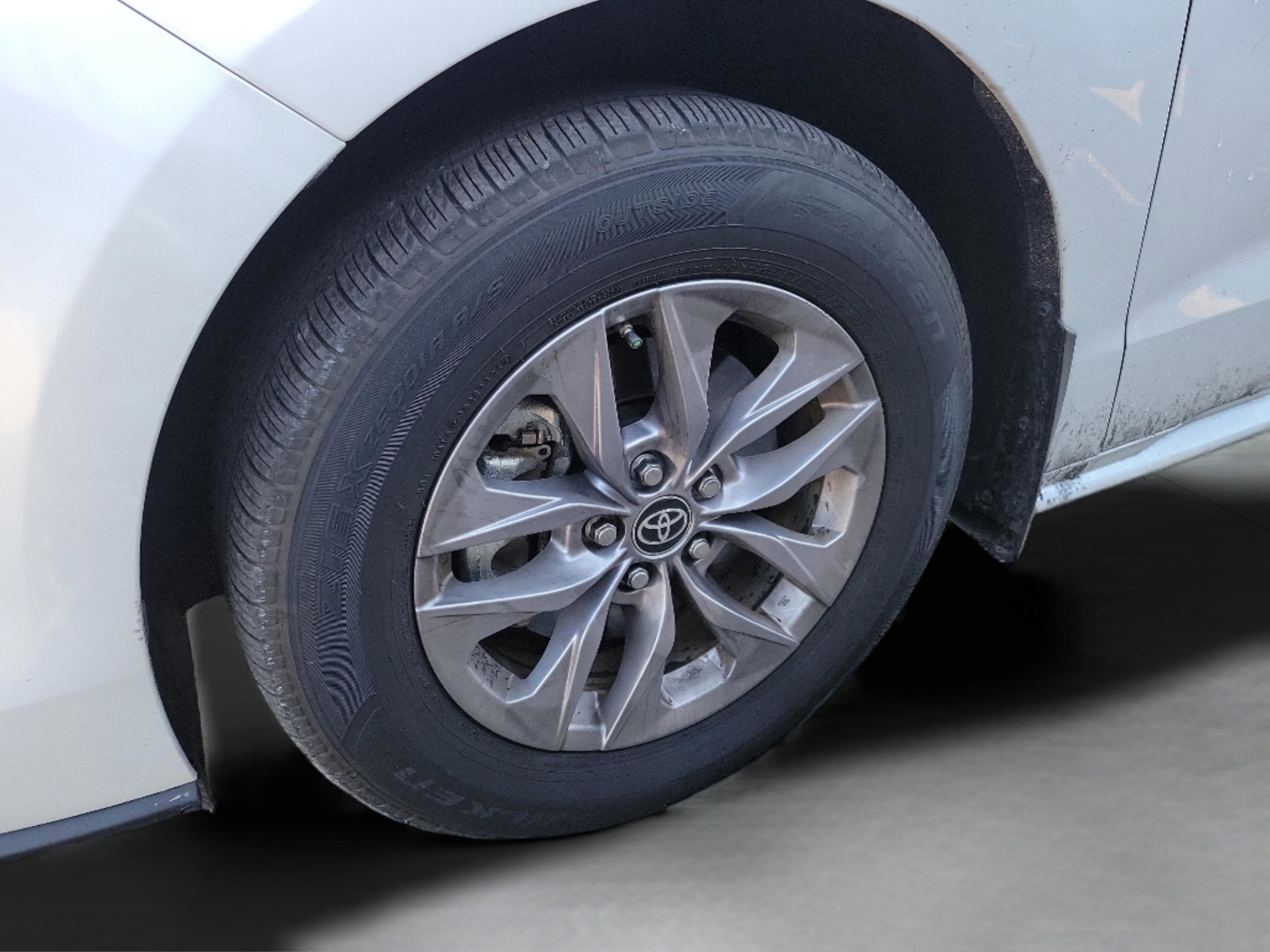 Used 2025 Toyota Sienna XLE image 28