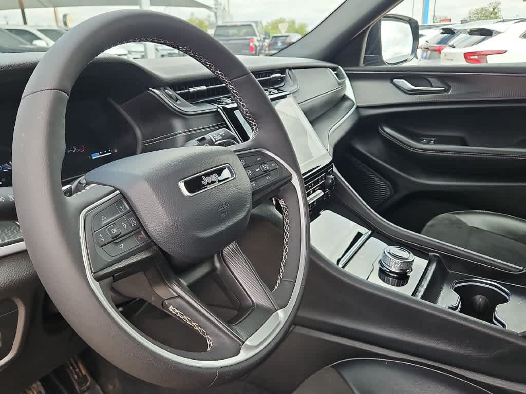 Used 2025 Jeep Grand Cherokee L Laredo RWD image 10