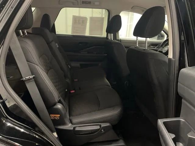 Used 2025 Nissan Pathfinder SV image 16