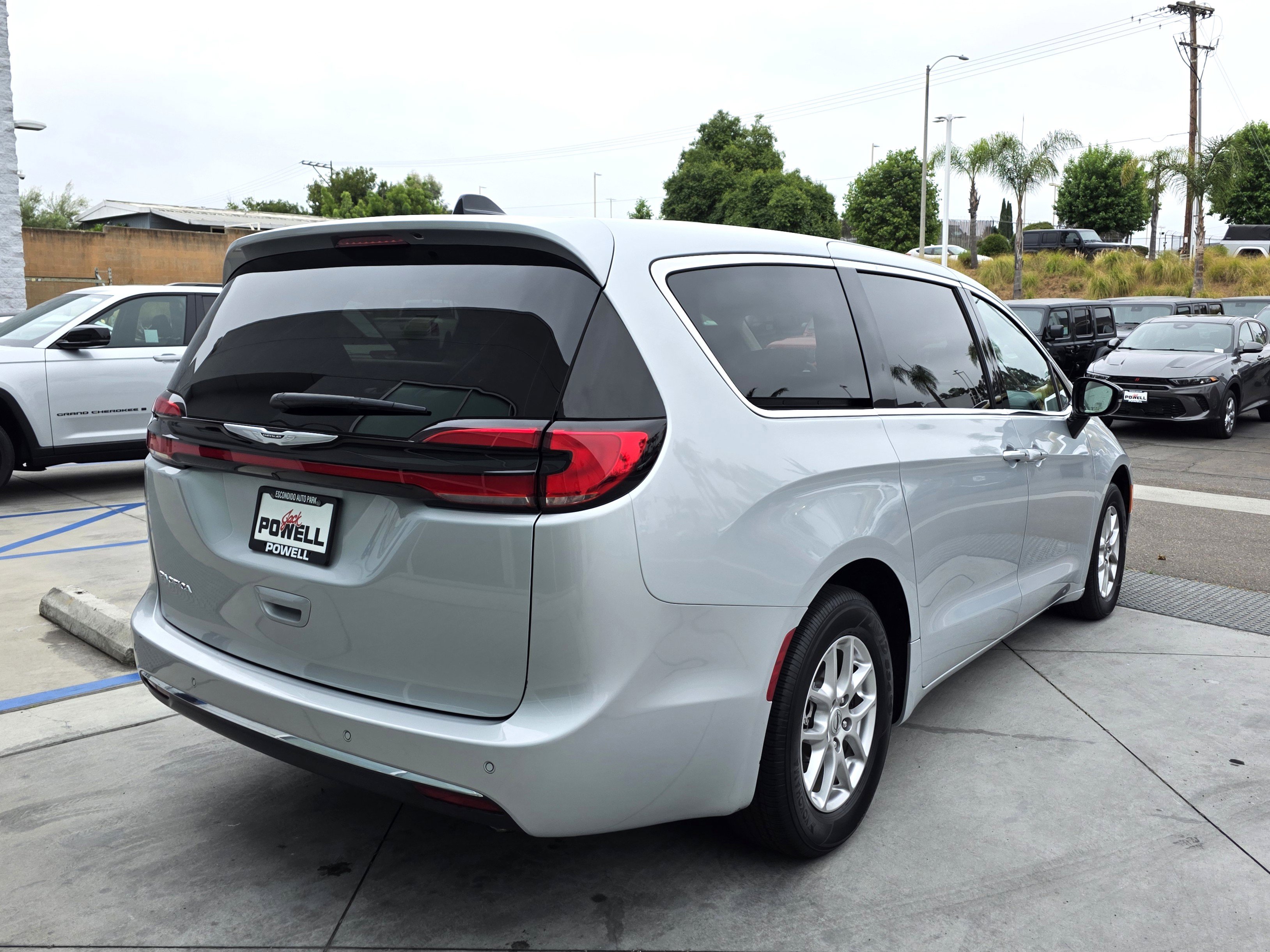 Certified 2024 Chrysler Pacifica Touring-L image 5