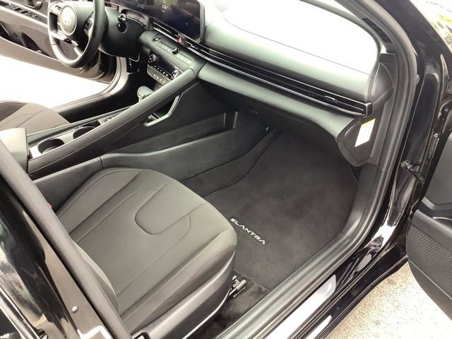 Used 2025 Hyundai Elantra SEL image 22