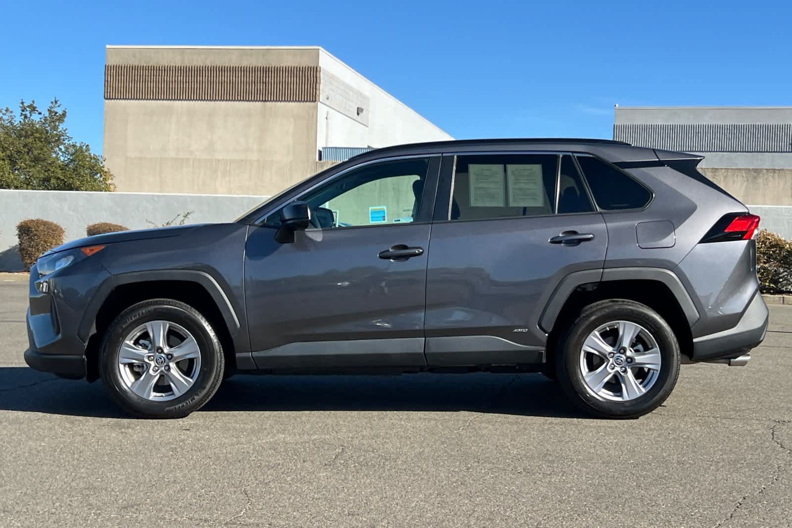 Certified 2022 Toyota RAV4 LE AWD/4WD image 9