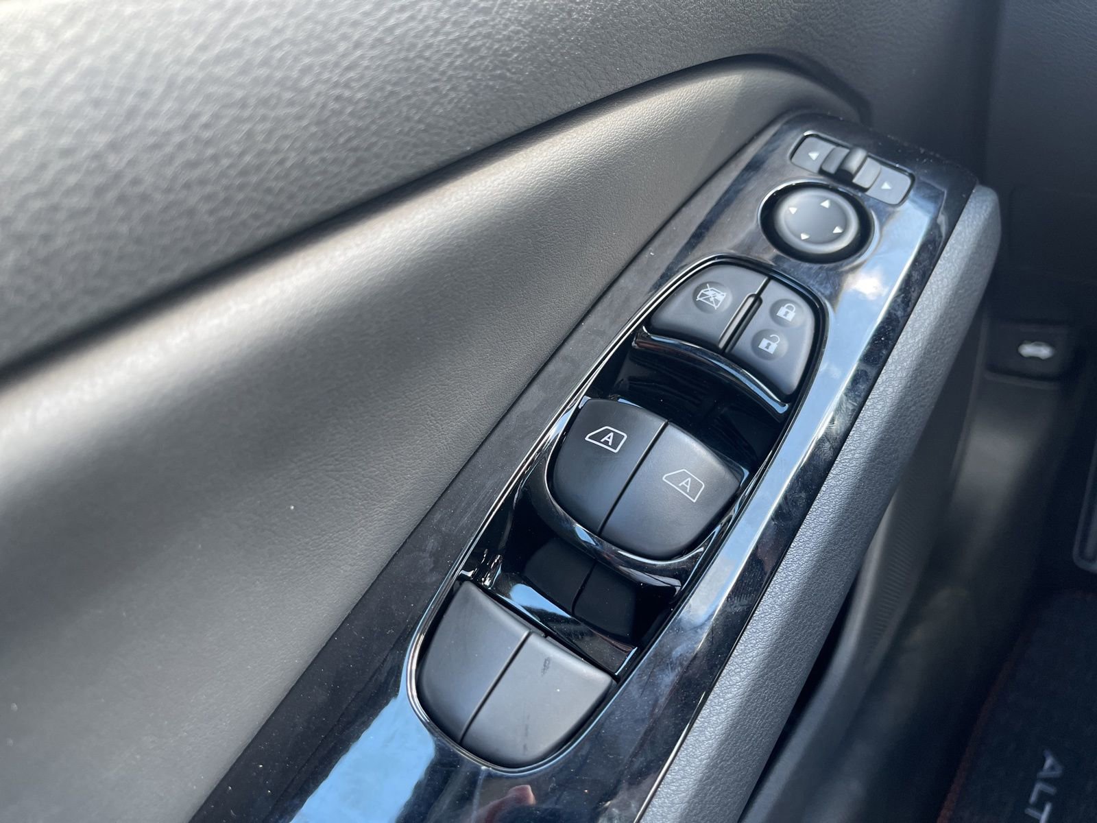 New 2025 Nissan Altima 2.5 SR image 30