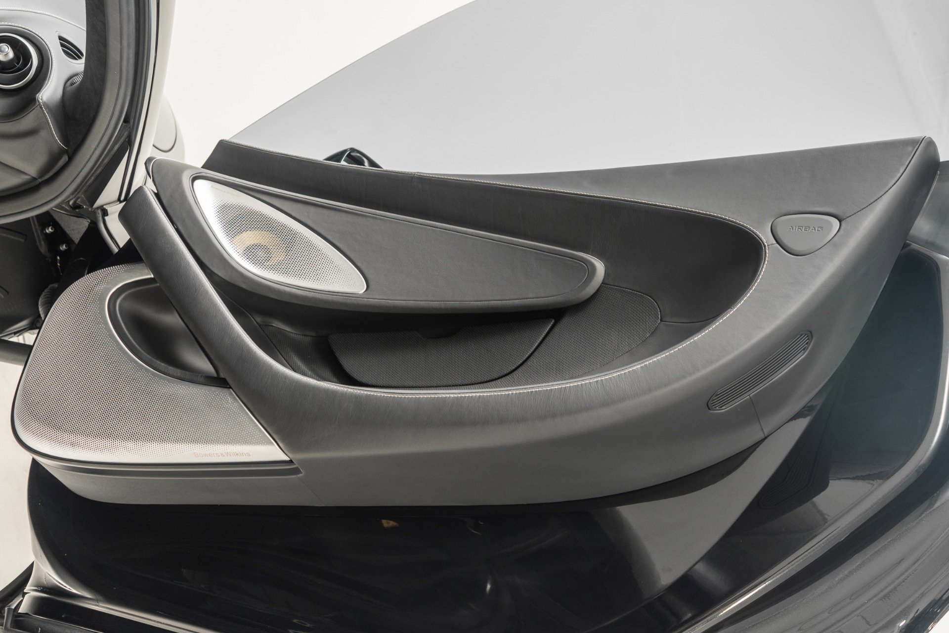 Used 2022 McLaren GT image 38