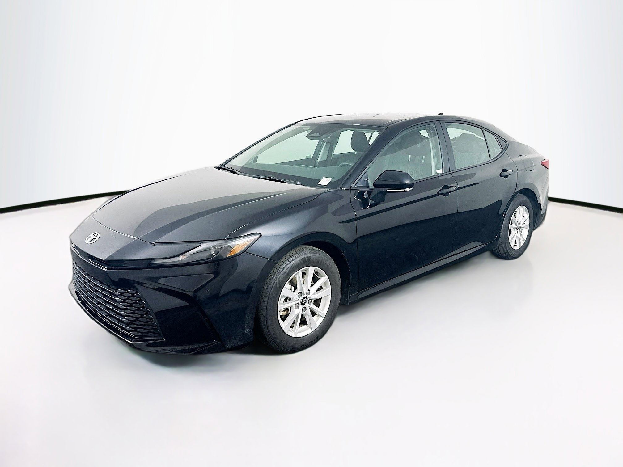 Used 2025 Toyota Camry LE image 3