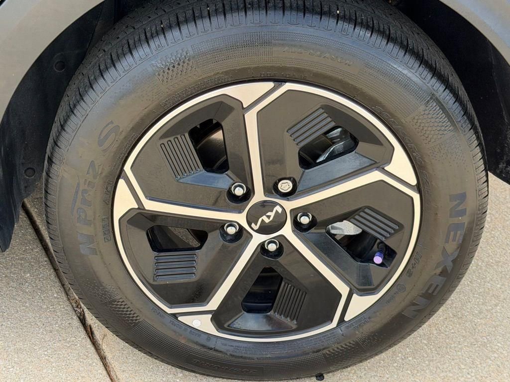 Used 2025 Kia Niro LX FWD image 10