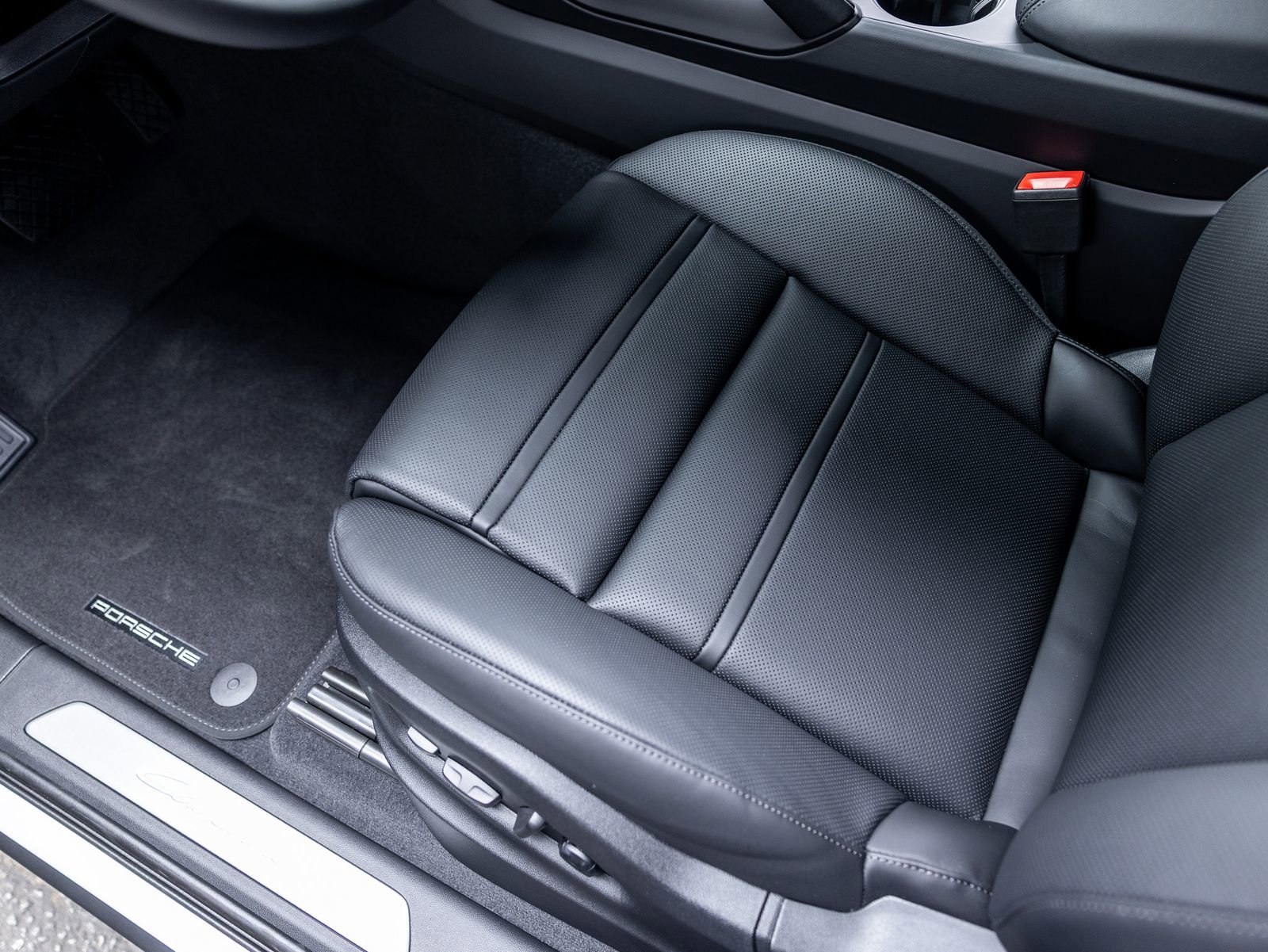 Certified 2025 Porsche Cayenne image 29