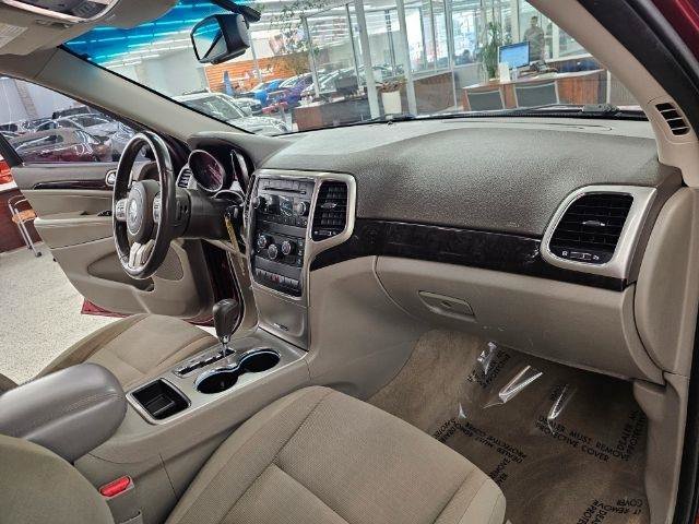Used 2012 Jeep Grand Cherokee Laredo w/ Laredo E Group AWD/4WD image 12
