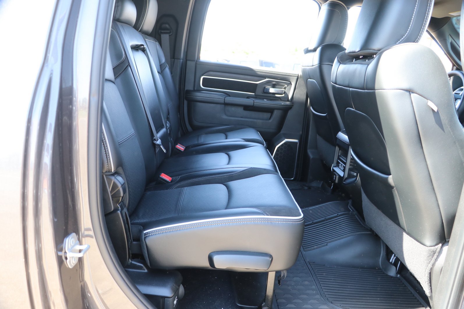 Used 2025 RAM 3500 Laramie AWD/4WD image 31