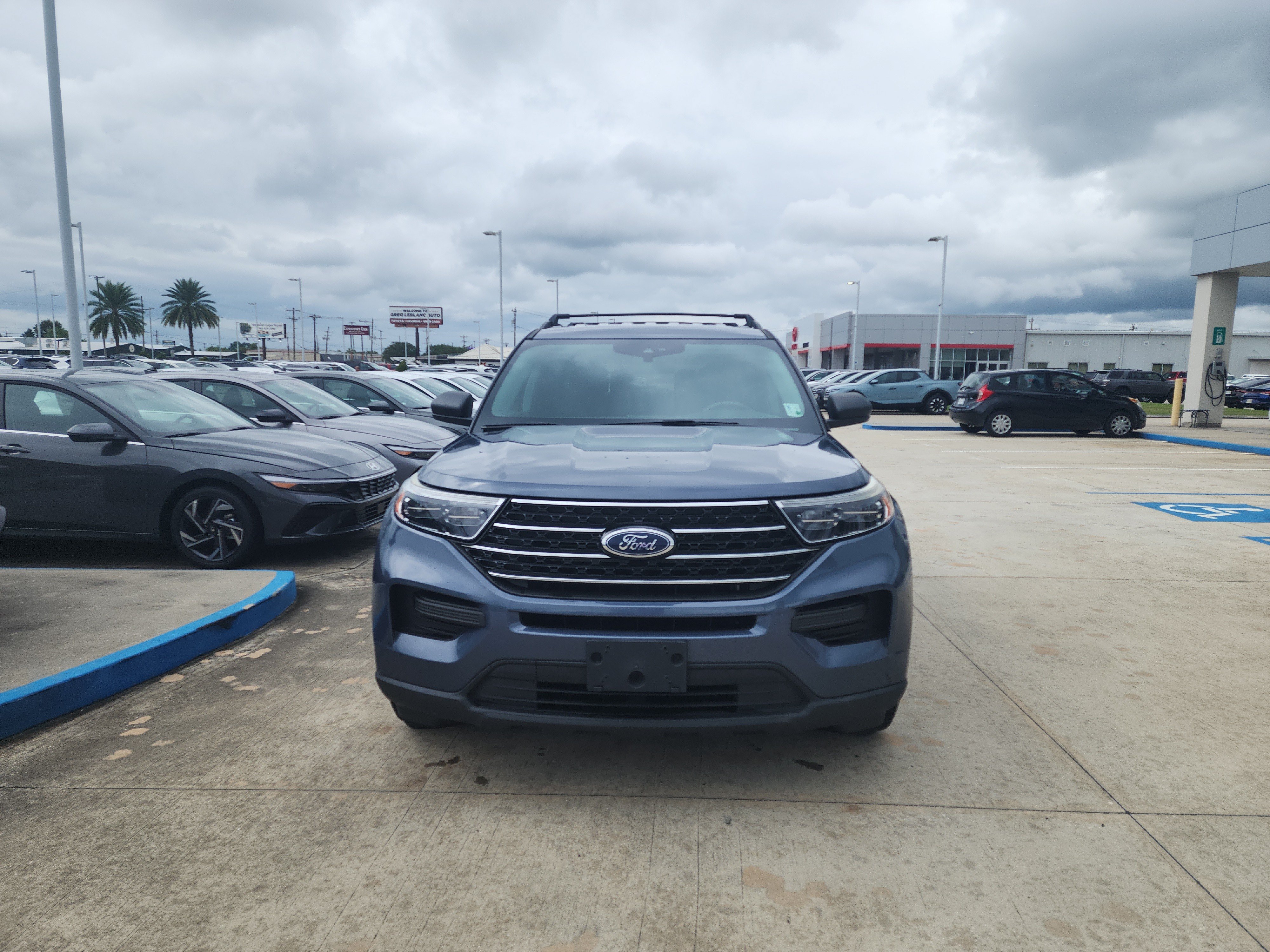 Used 2021 Ford Explorer XLT RWD image 2