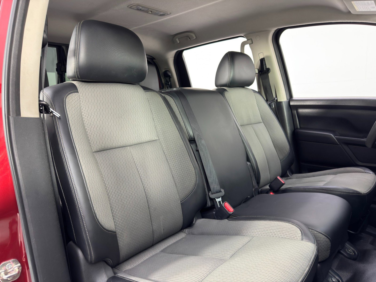 Used 2017 Nissan Titan S image 27