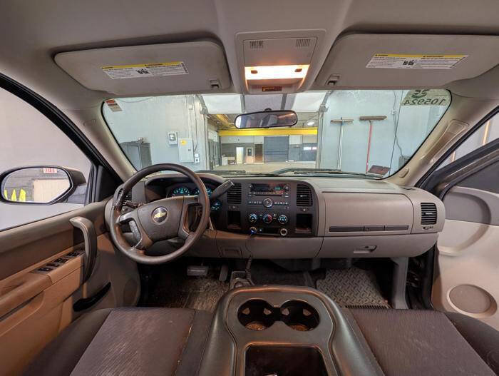 Used 2011 Chevrolet Silverado 1500 W/T w/ LS Package AWD/4WD image 32