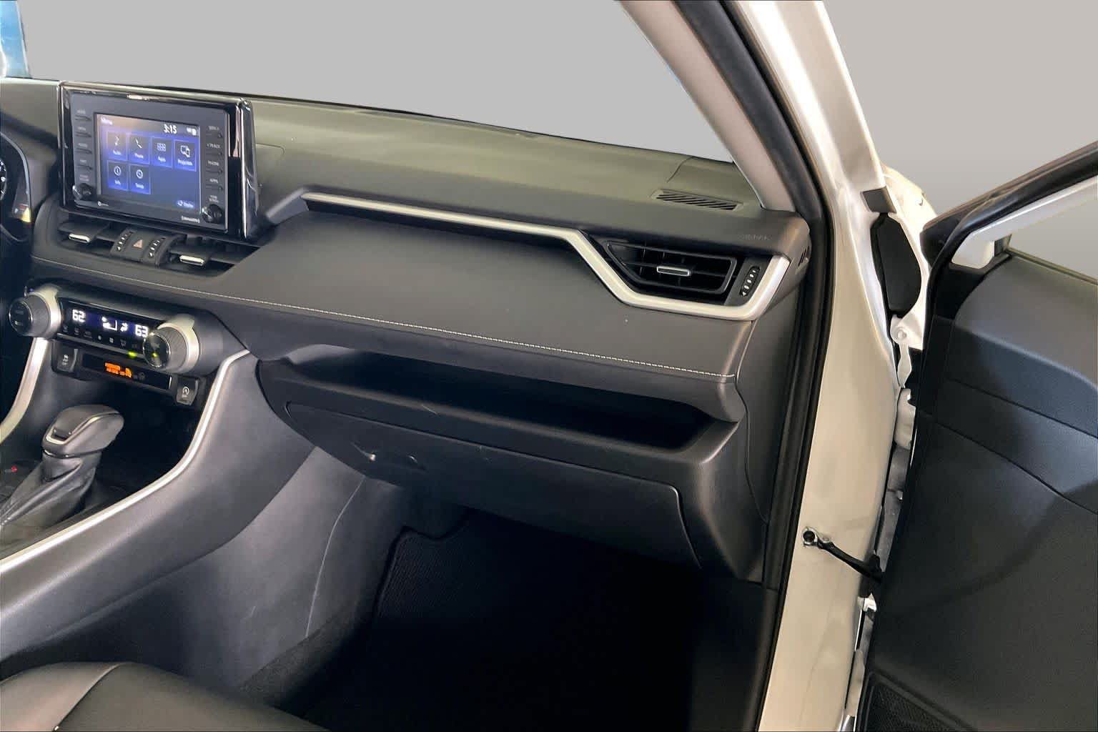 Used 2020 Toyota RAV4 XLE Premium FWD image 17