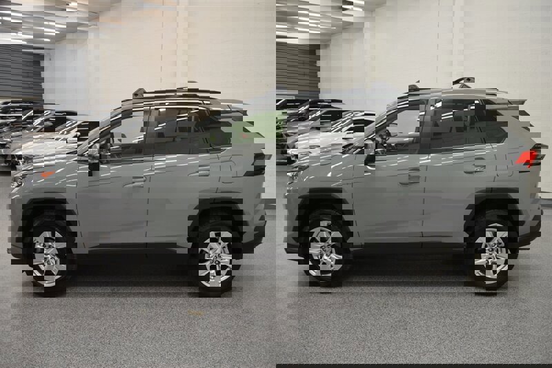 Used 2019 Toyota RAV4 XLE w/ Convenience Package image 4